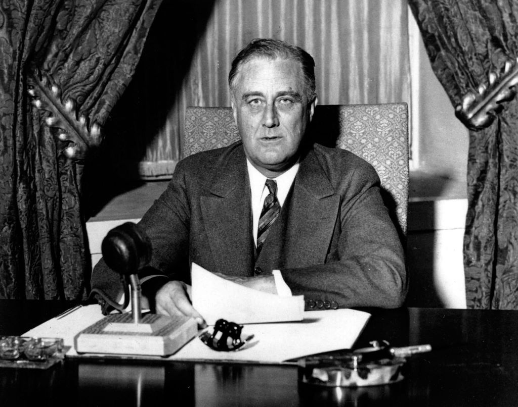 1933-1945-giving-one-of-his-fireside-broadcasts-to-the-american-nation.jpg