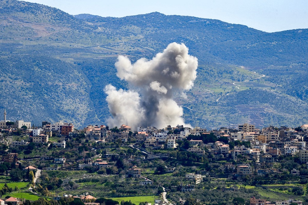 الدخان يتصاعد من موقع غارة جوية إسرائيلية استهدفت قرية الخيام جنوب لبنان في 12 مارس 2024 (أ ف ب).jpg