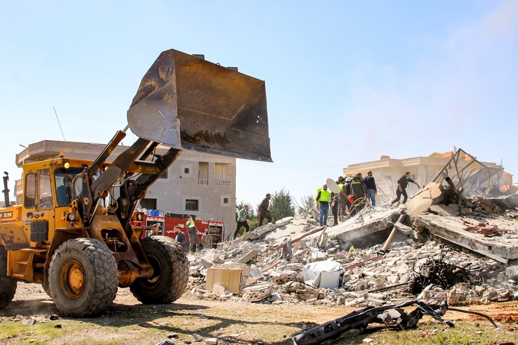 مبنى مدمر في أعقاب غارة جوية إسرائيلية على قرية سريان بالقرب من بعلبك شرق وسط لبنان في 12 مارس 2024 (أ ف ب).jpg