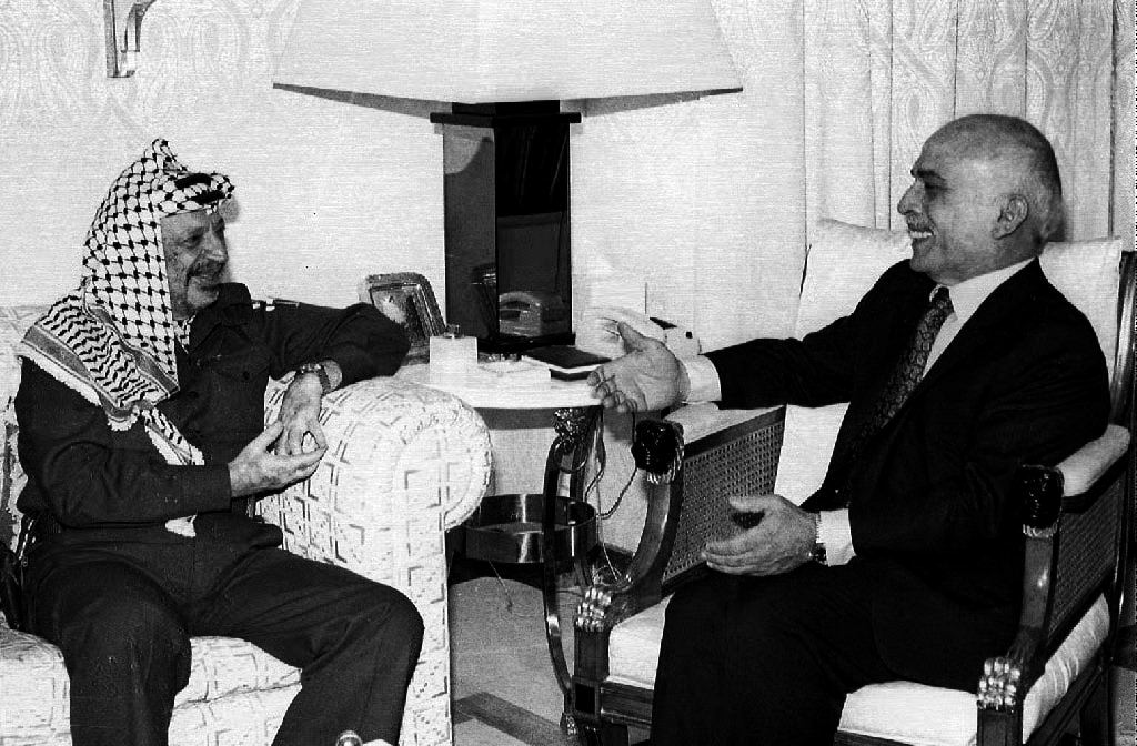 الراحلان الملك حسين وياسر عرفات (أ ف ب)
