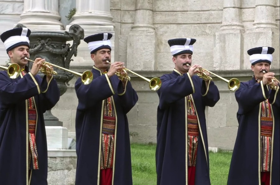 فرقة_المهتر_التركية_التي_لا_تزال_تعزف_حتى_اليوم_في_المناسبات_المهمة_بتركيا_-_تصوير_اندبندنت_العربية_(1).jpeg
