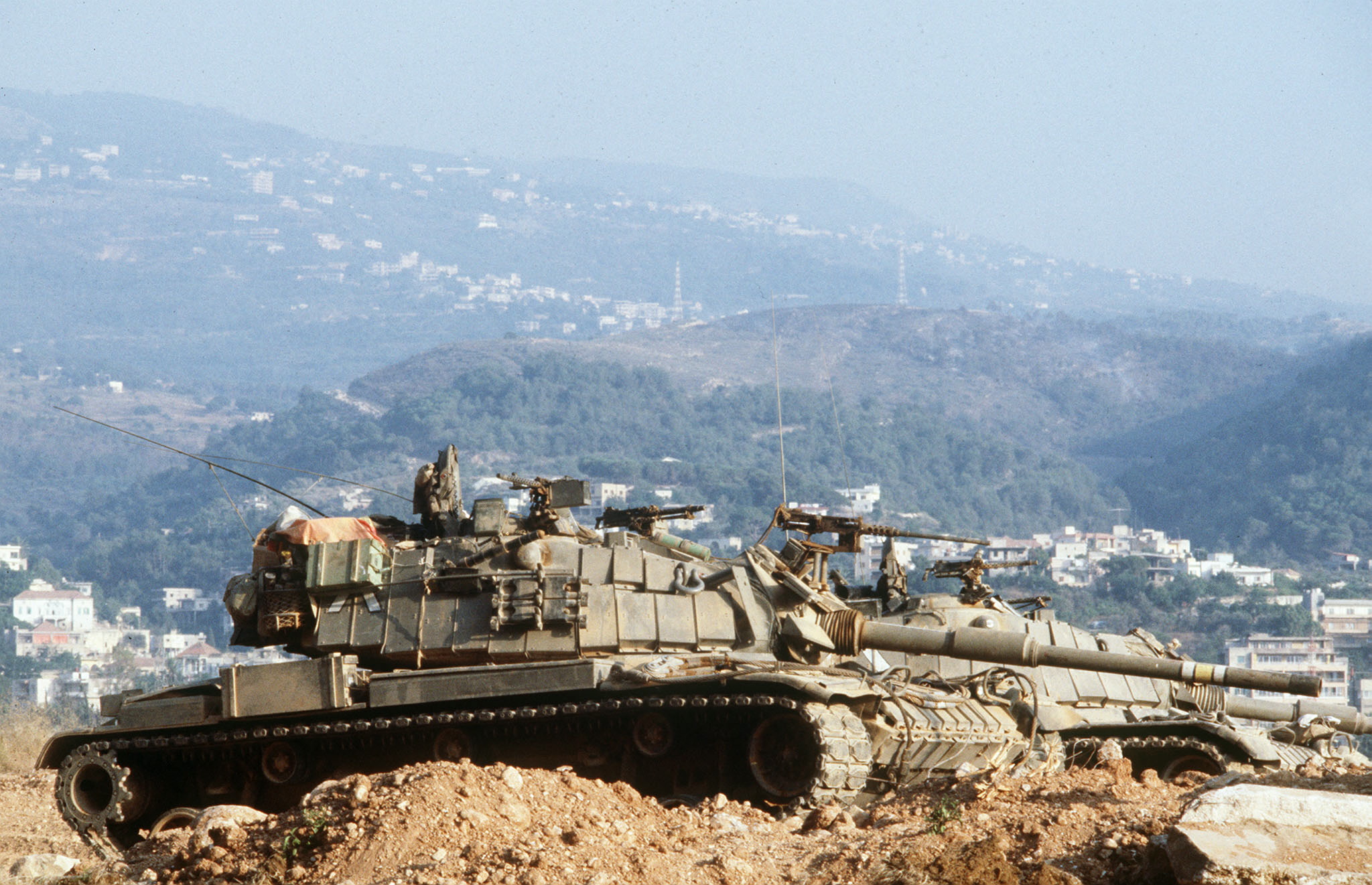 الدبابات الإسرائيلية تصل إلى العاصمة اللبنانية بيروت في خضم الاجتياح الإسرائيلي (ا ف ب)