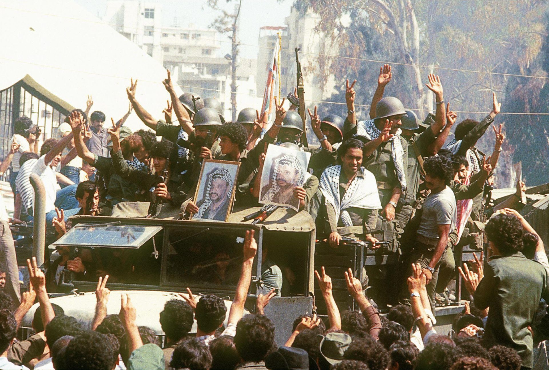 )مقاتلو منظمة التحرير يغادرون بيروت (ا ف ب