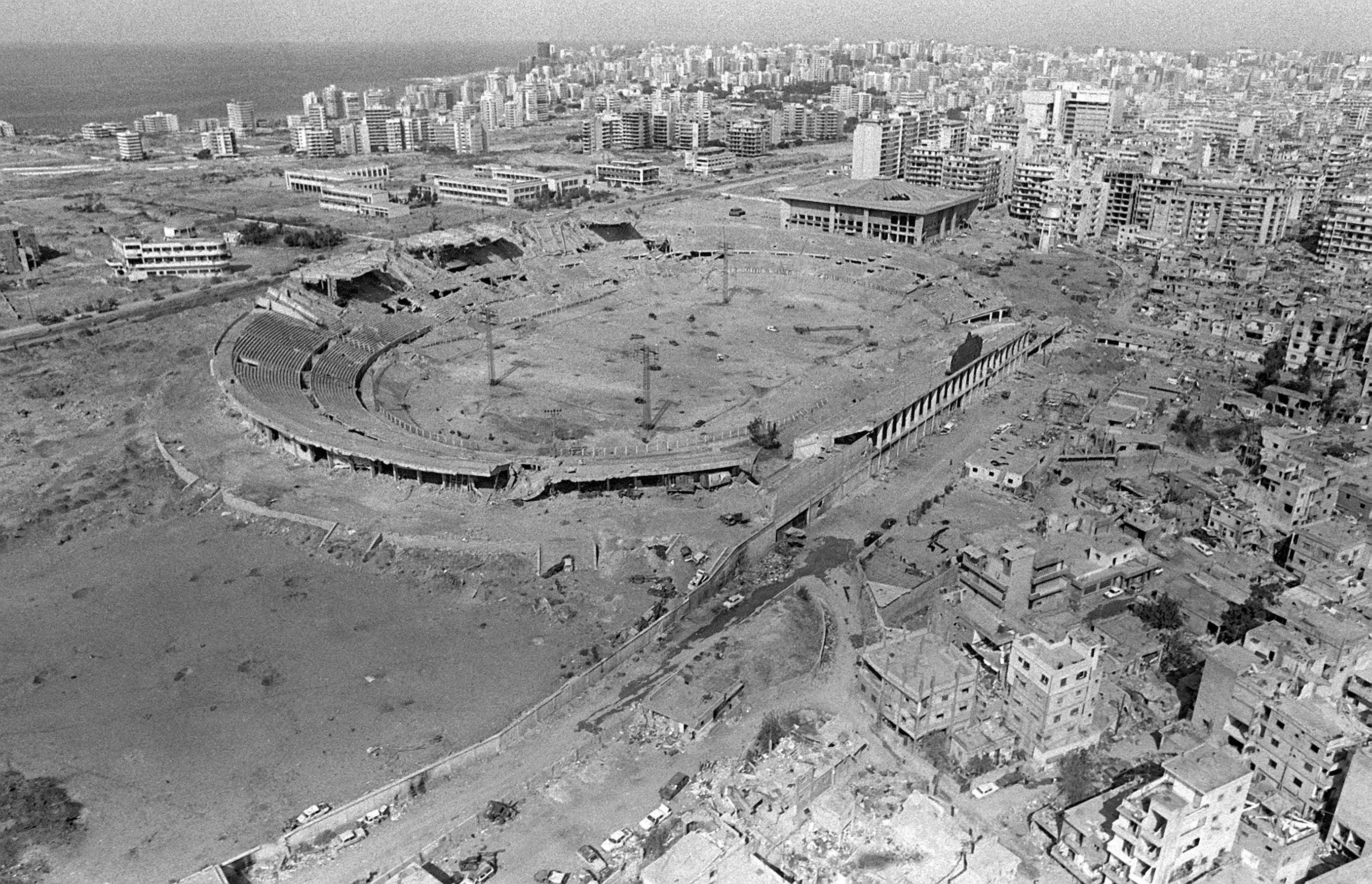 المدينة الرياضية في بيروت أثناء الاجتياح الاسرائيلي عام 1982(ويكيبيديا) 