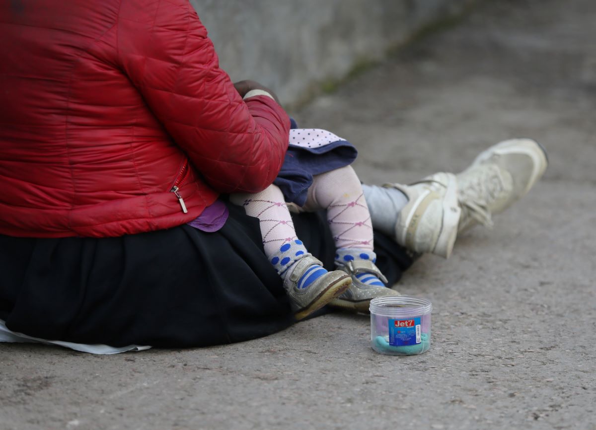 تستغل طفلتها لاستعطاف الناس (اندبندنت عربية)