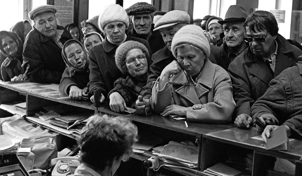 soviet-queue 1980.jpg