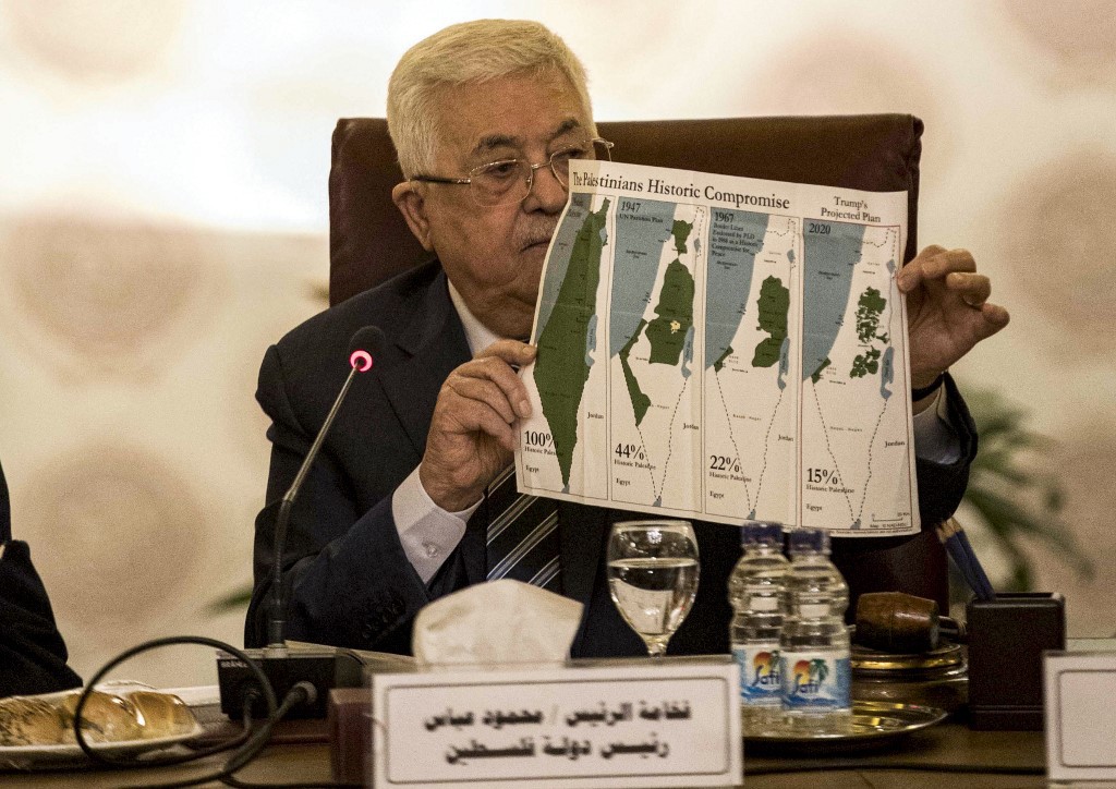 رئيس الوزراء الفلسطيني محمود عباس في القمة العربية الطارئة التي انعقدت بعد إعلان ترمب خطته للسلام (أ.ف.ب)