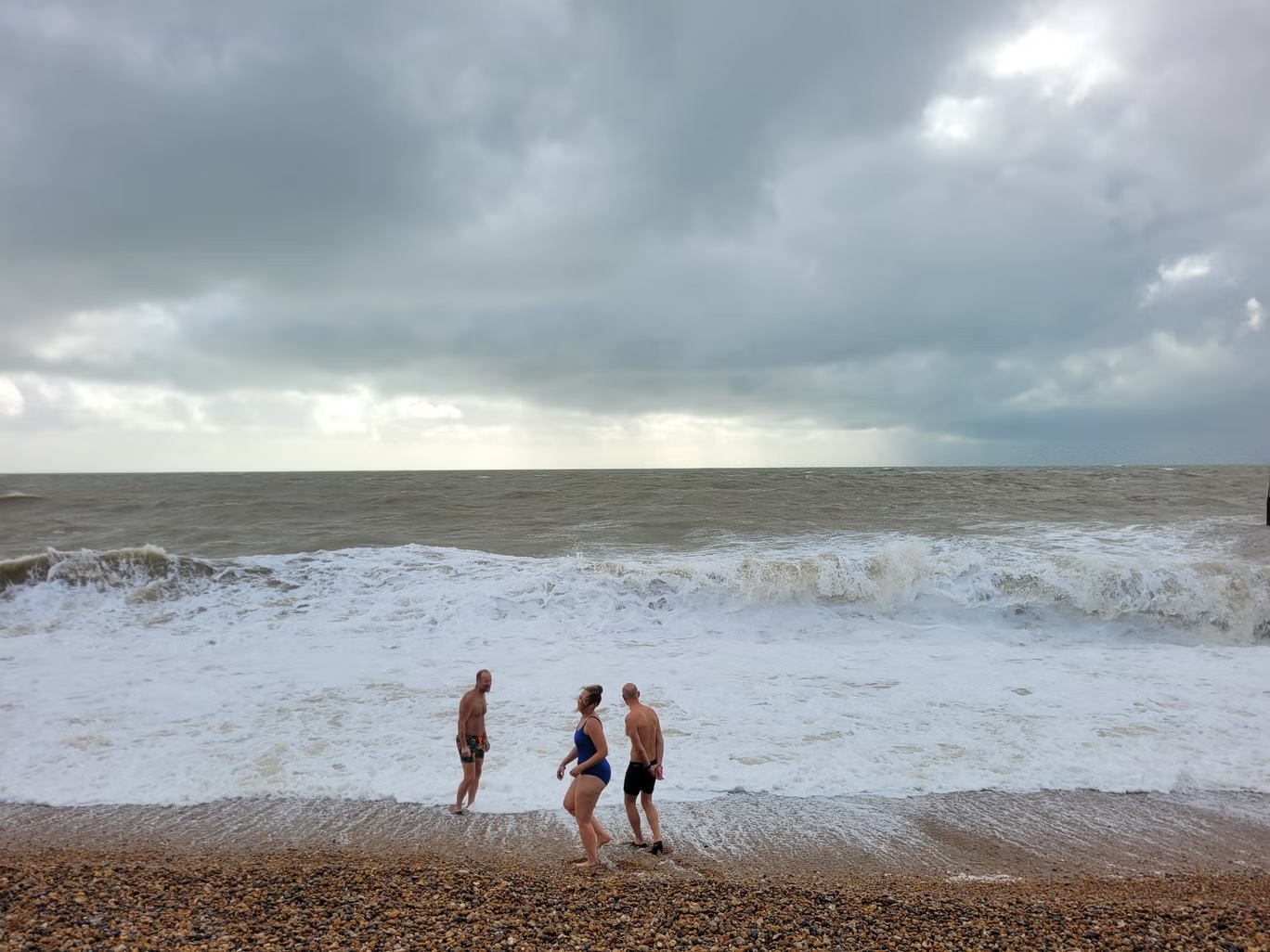 أصبحت السباحة في الشتاء نشاطاً شعبياً في المجتمعات القاطنة قرب البحر في كل أرجاء المملكة المتحدة (هيلين كوفي)