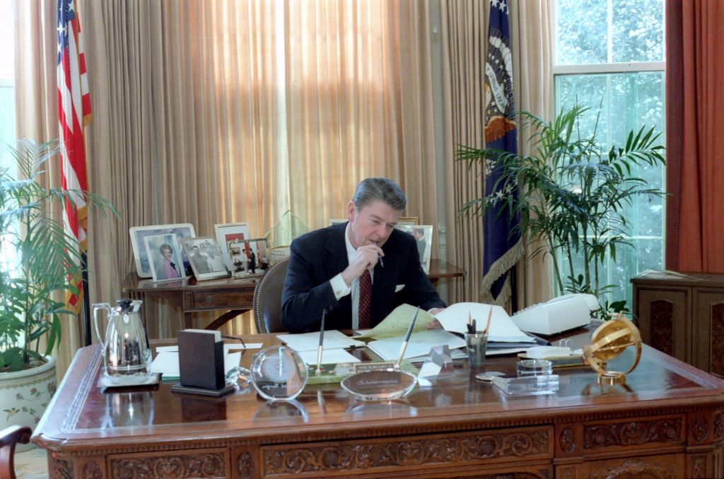 Reagan_working_on_the_State_of_the_Union_Address_at_his_oval_office.jpg
