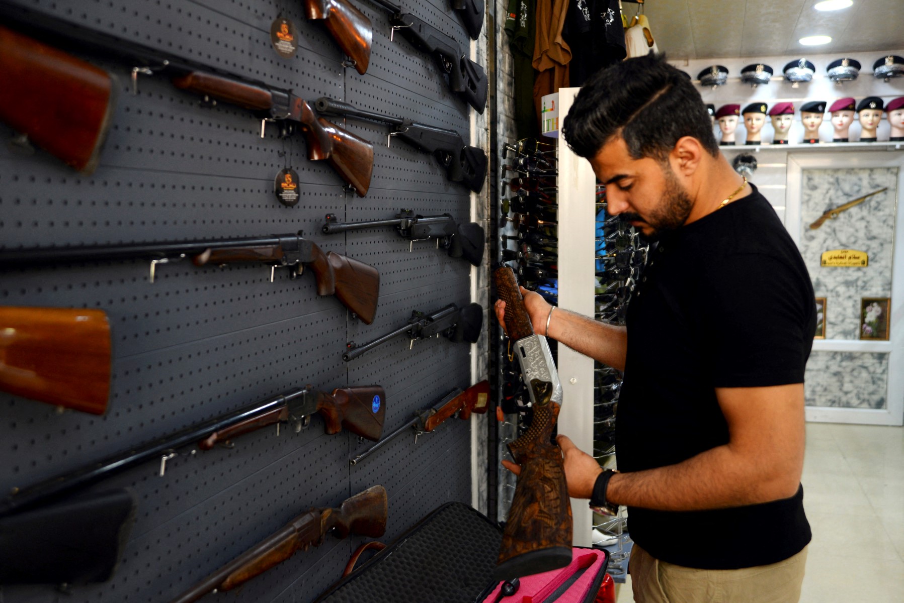AFP__20190415__1FN84U__v5__Preview__IraqNajafWeapons.jpg