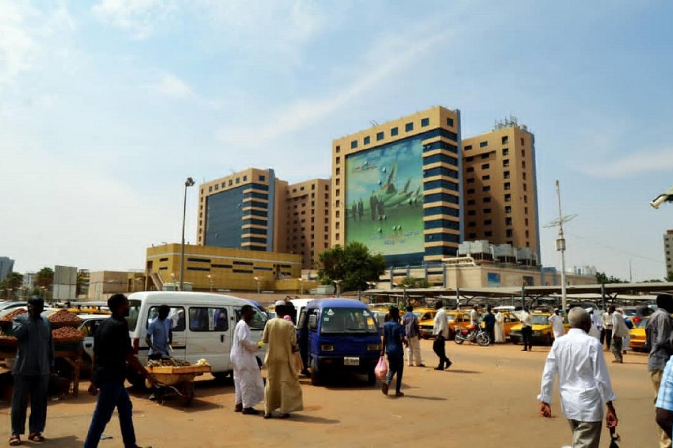 الحكومة السودانية أعلنت أن قرار تعويم الجنيه هدفه القضاء على التشوهات الحالية في الاقتصاد السوداني (اندبندنت عربية - حسن حامد).jpg