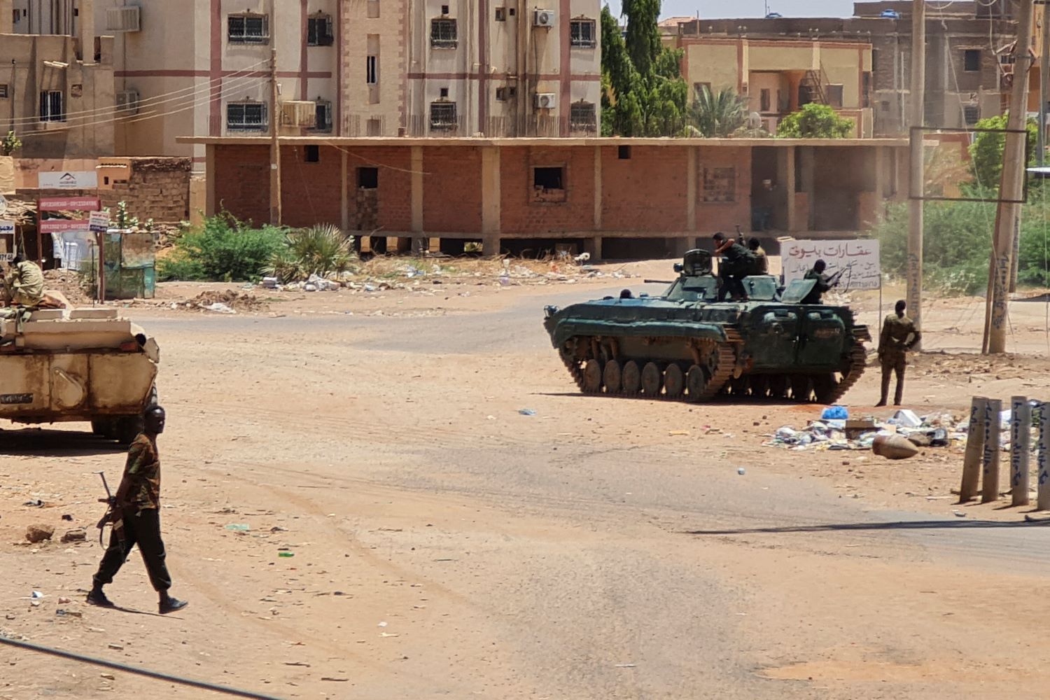 آليات عسكرية سودانية في الأيام الأولى للحرب بالعاصمة الخرطوم (أ ف ب).jpg