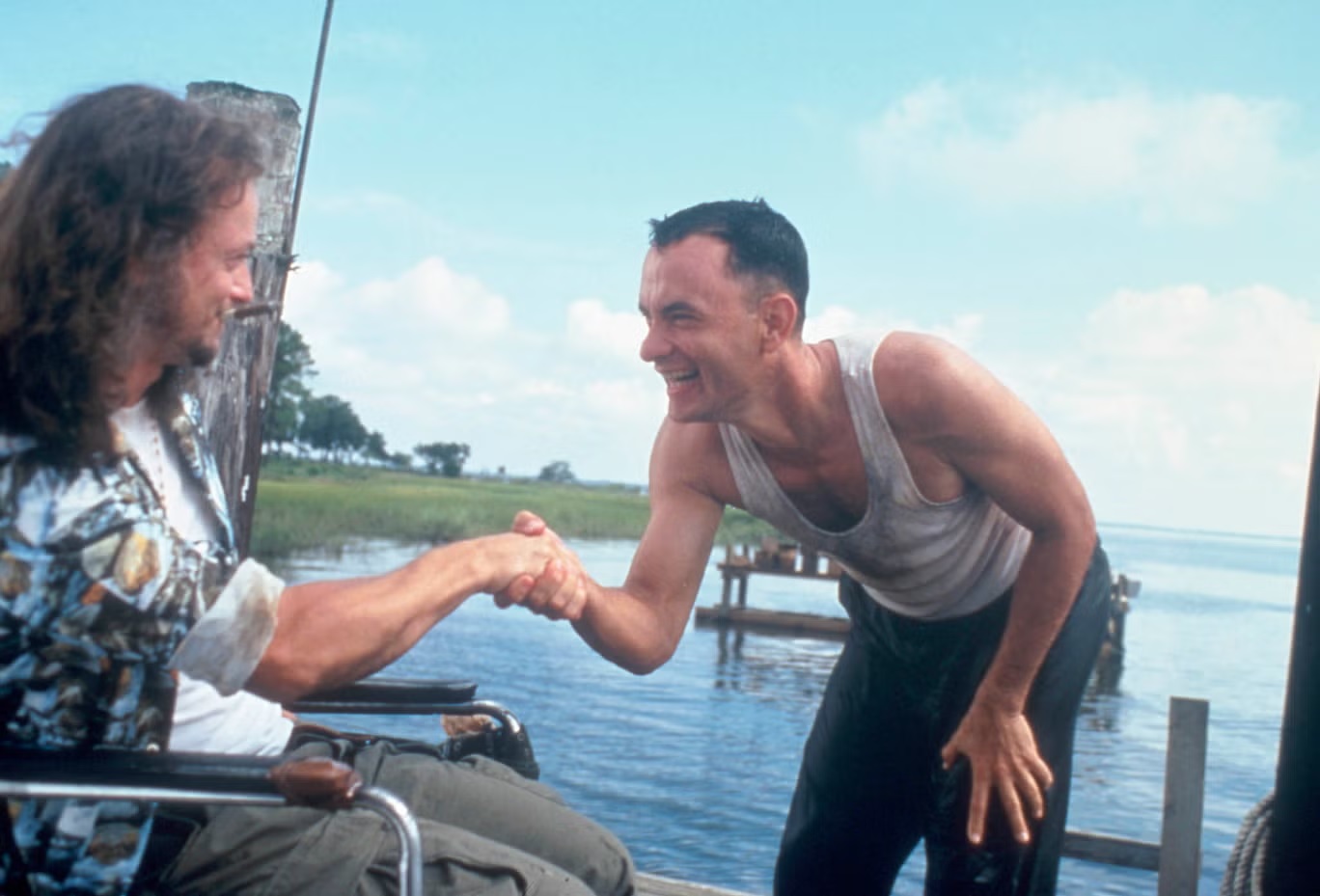 لقاء المحاربين القدامى: فورست غامب ورفيقه السابق في الجيش دان (الذي يلعب دوره غاري سينيس) (باراماونت)