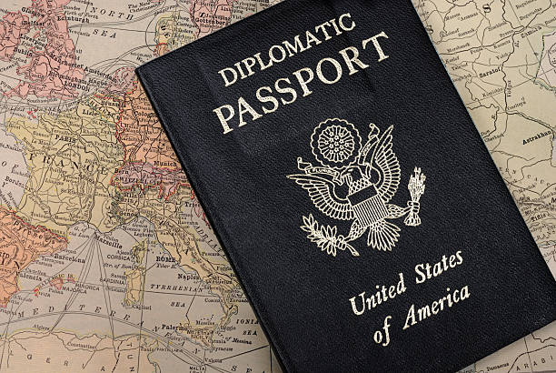يؤمن جواز السفر الدبلوماسي لحامله حصانة دبلوماسية بحيث لا يلاحق لجنحة أو مخالفة في الدولة المضيفة (غيتي)