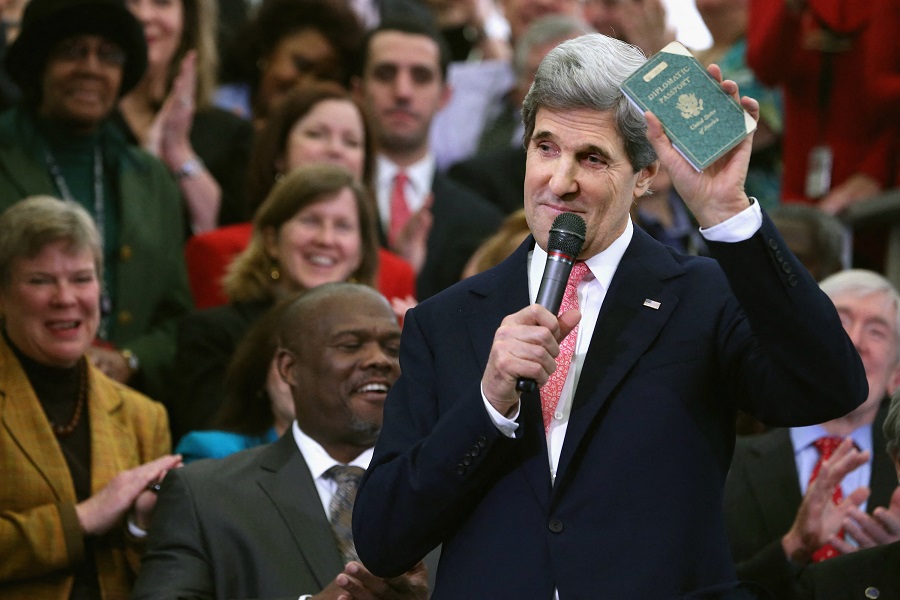 وزير الخارجية الأميركي السابق جون كيري يحمل أول جواز سفر دبلوماسي حصل عليه (ا ف ب)