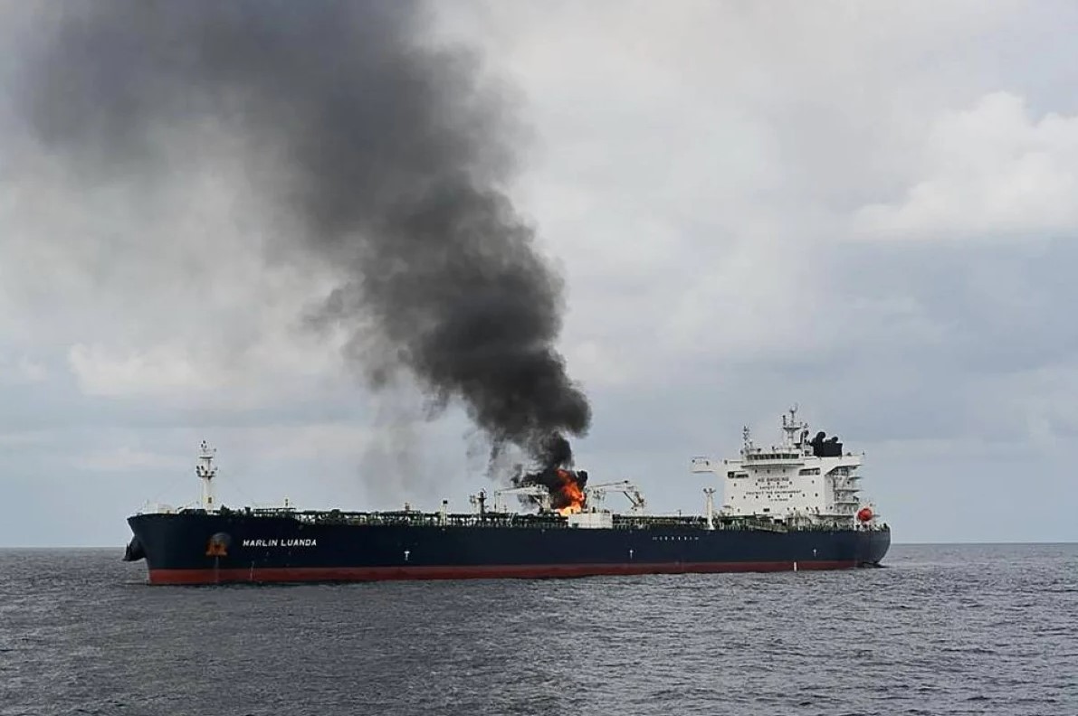 دخان يتصاعد من سفينة تعرضت لصاروخ حوثي بالبحر الأحمر (أ ف ب).jpg