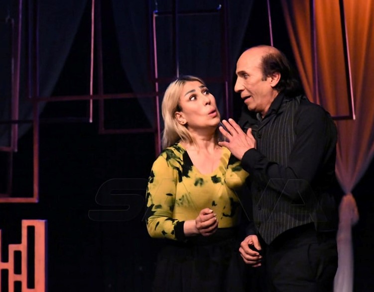 thumbnail_لقطة من المواجهة في مسرحية الرهان السورية.jpg