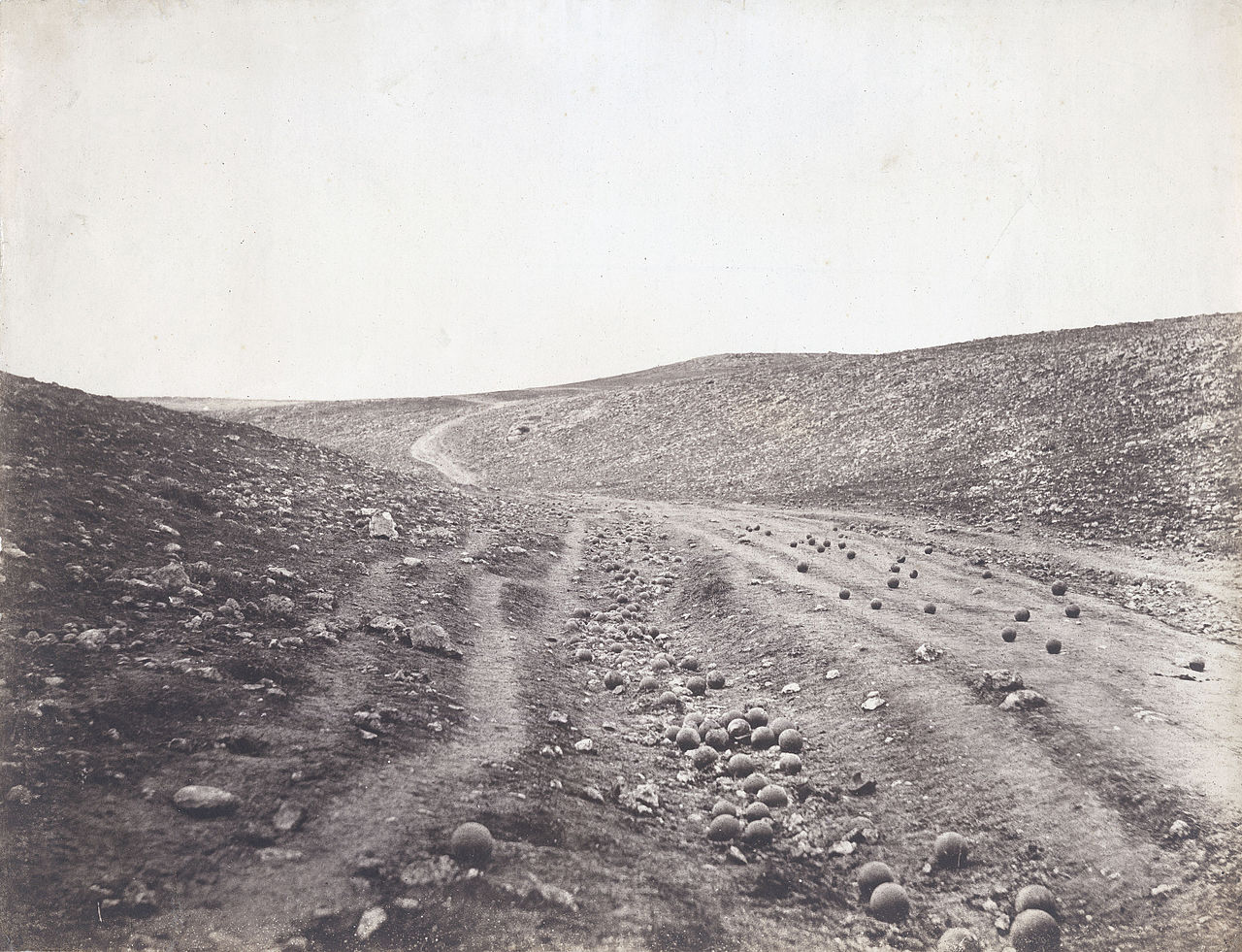 يعد المصور البريطاني روجر فنتون أول مصور حرب في العالم، واشتهر بصورة "وادي ظل الموت" (ويكيبيديا) 
