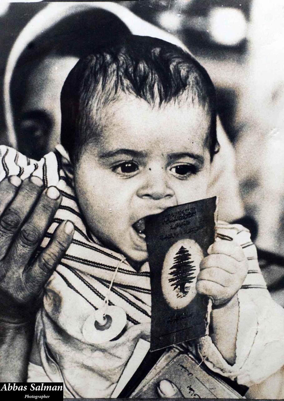 سلمان يتذكر صورة لافتة من الحرب التقطتها كاميرته لطفل يضع الهوية اللبنانية في فمه (عباس سلمان) 