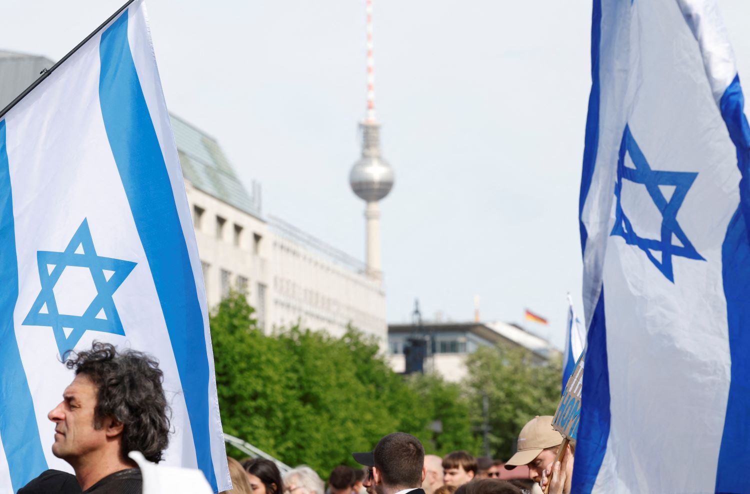 AFP__20240414__34PF32E__v1__HighRes__GermanyIsraelIranPoliticsConflictDemo.jpg