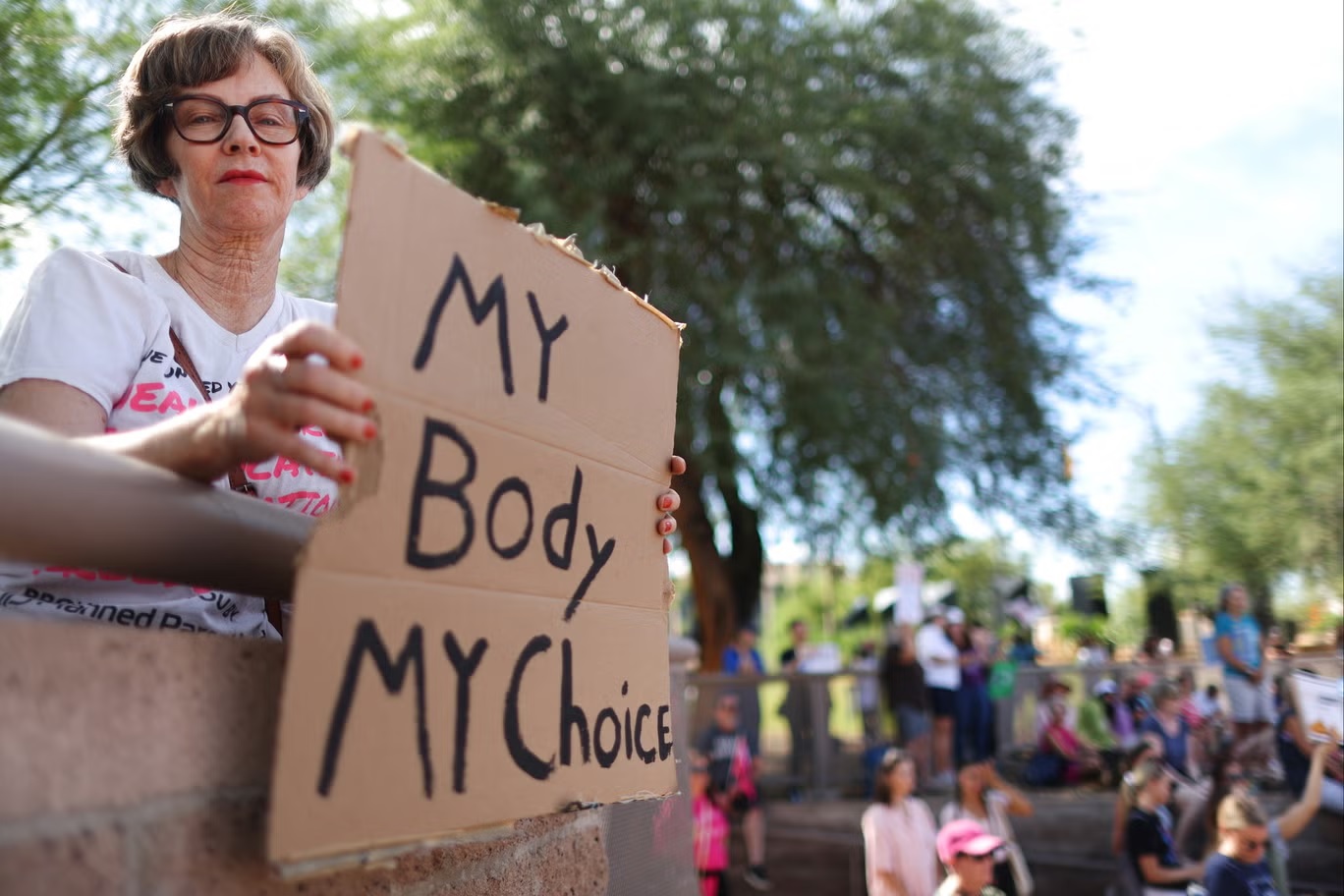 تظاهرة نظمتها "مسيرة النساء" أمام مبنى الكابيتول بولاية فينيكس، أريزونا عام 2022 (غيتي)
