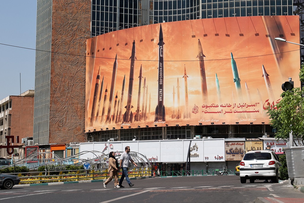 لوحة إعلانية مناهضة لإسرائيل عليها صورة صواريخ إيرانية في أحد شوارع طهران (رويترز)).JPG