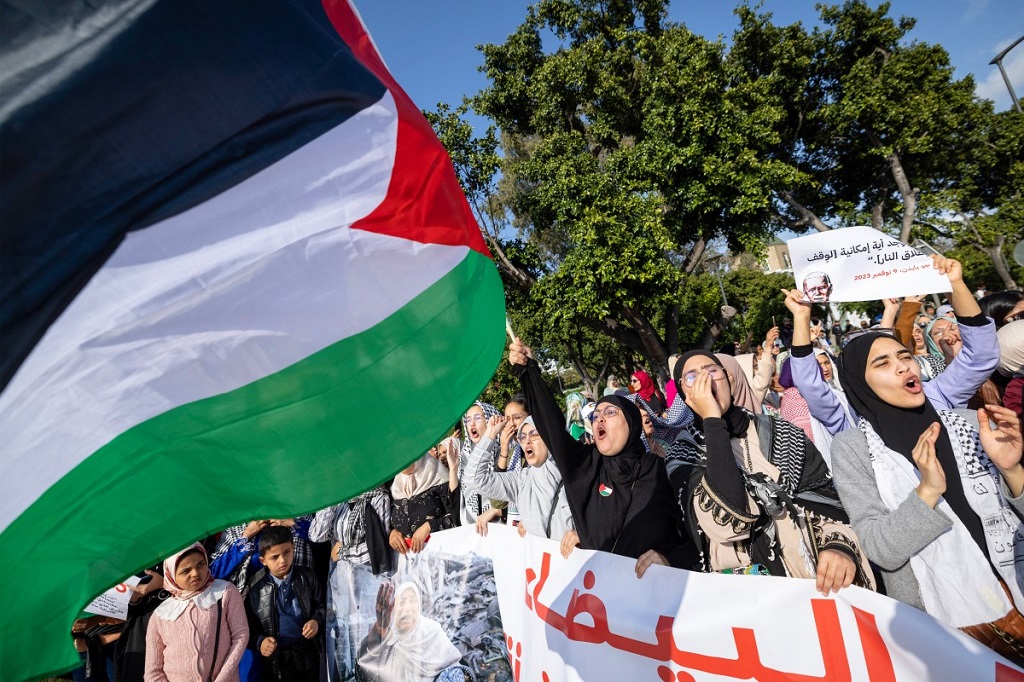 تظاهرة في المغرب تضامناً مع سكان غزة بالقرب من القنصلية الأميركية في الدار البيضاء (أ ف ب).jpg