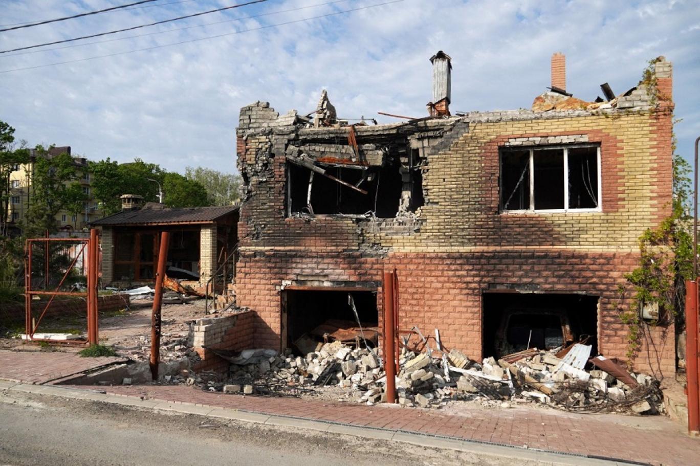 مبنى مدمر في ماريوبول، التي تسيطر عليها روسيا، وسط الصراع الروسي الأوكراني (أ ف ب).jpg