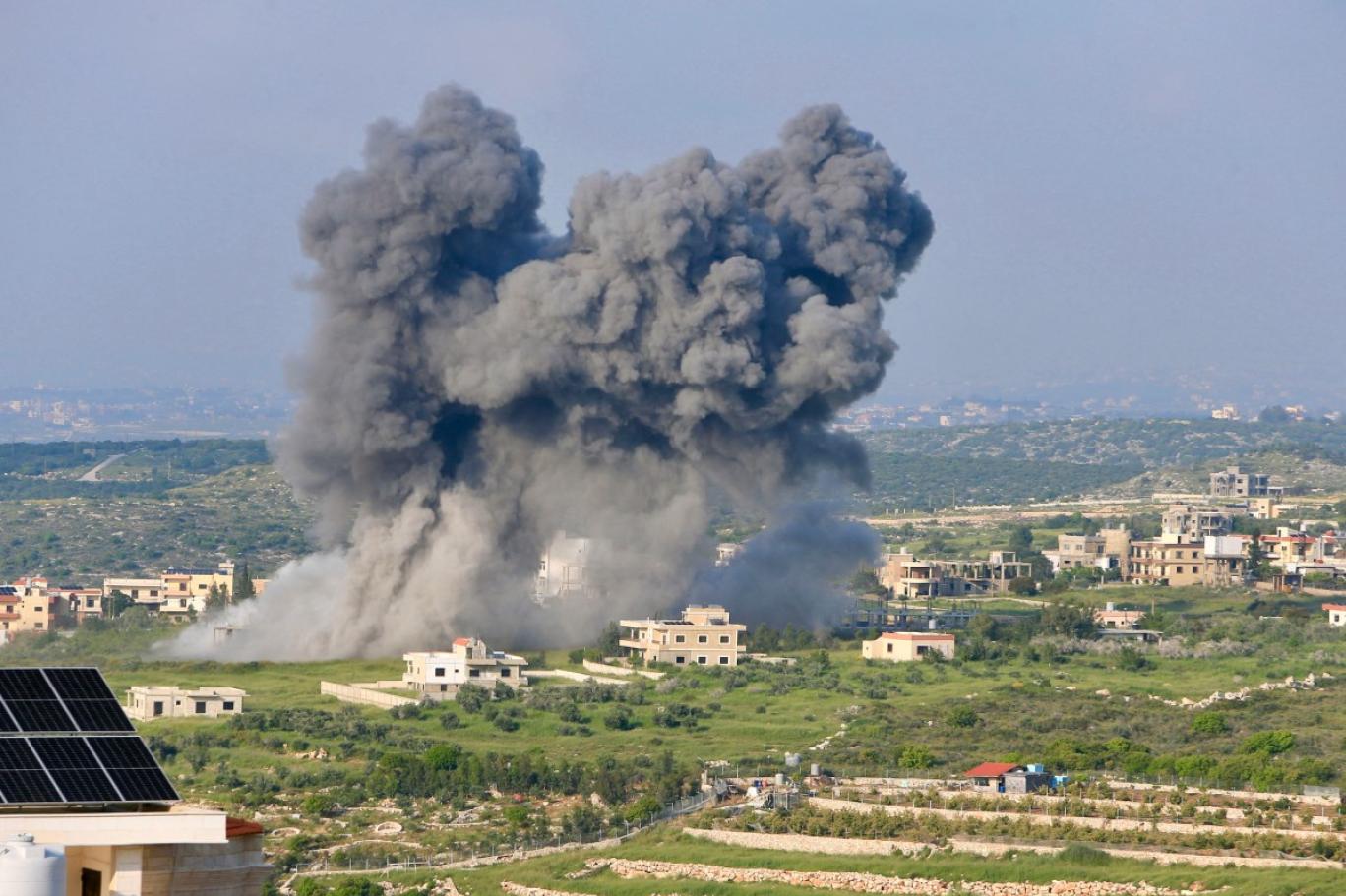 دخان يتصاعد من موقع غارة جوية إسرائيلية على قرية في جنوب لبنان (أ ف ب).jpg