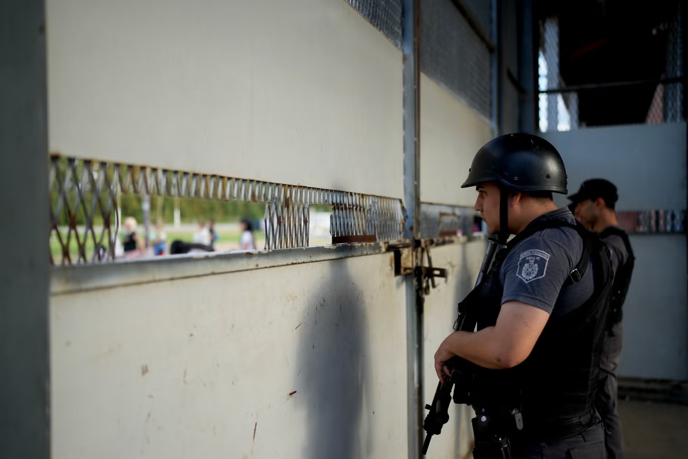 حراس السجن يقفون خلف مدخل سجن بينيرو في بينيرو، الأرجنتين، الثلاثاء التاسع من أبريل 2024 (أ ب)
