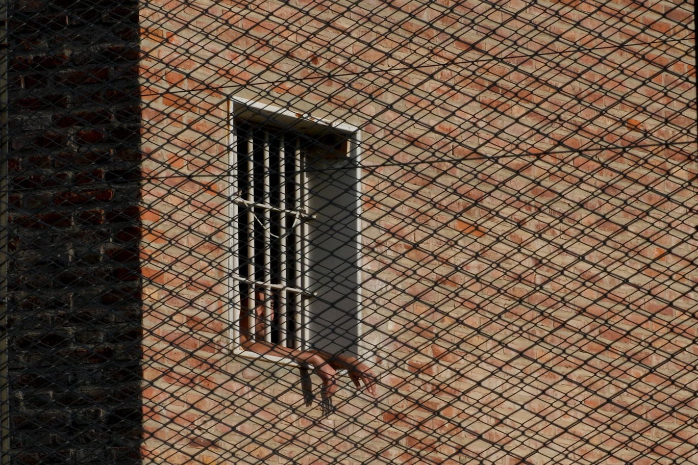 سجين ينظر من نافذة في سجن بينيرو في بينيرو، الأرجنتين، الثلاثاء، التاسع من أبريل 2024 (أ ب)