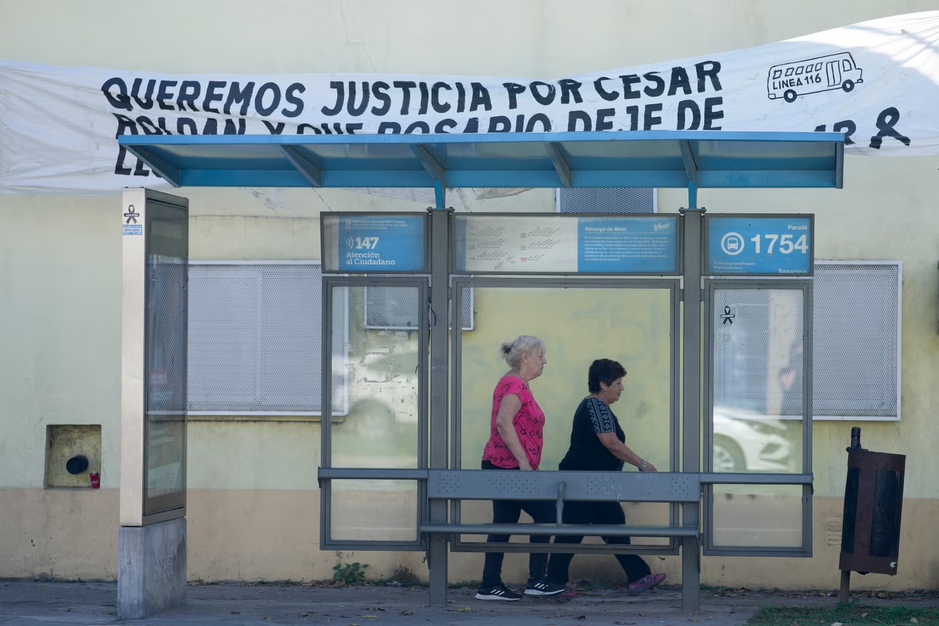 لافتة معلقة فوق محطة للحافلات تطالب بالعدالة لمقتل سائق الحافلة سيزار رولدان في روزاريو (أ ب)