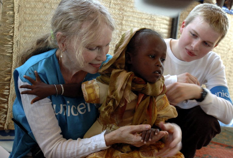 AFP__20041129__PAR2004110867102__v3__Preview__SudanUnicefFarrow.jpg