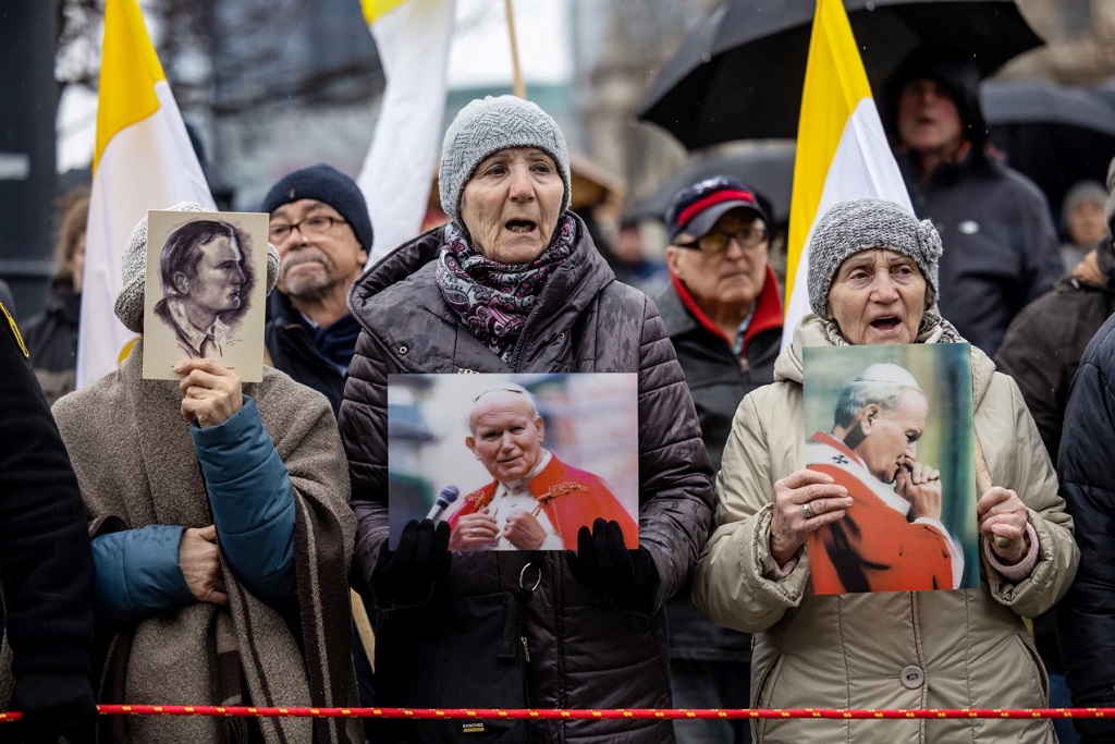 مسيرة في الذكرى الـ 18 لرحيل الباب يوحنا بولس الثاني في وارسو ببولندا، 2 أبريل 2023 (أ ف ب).jpg