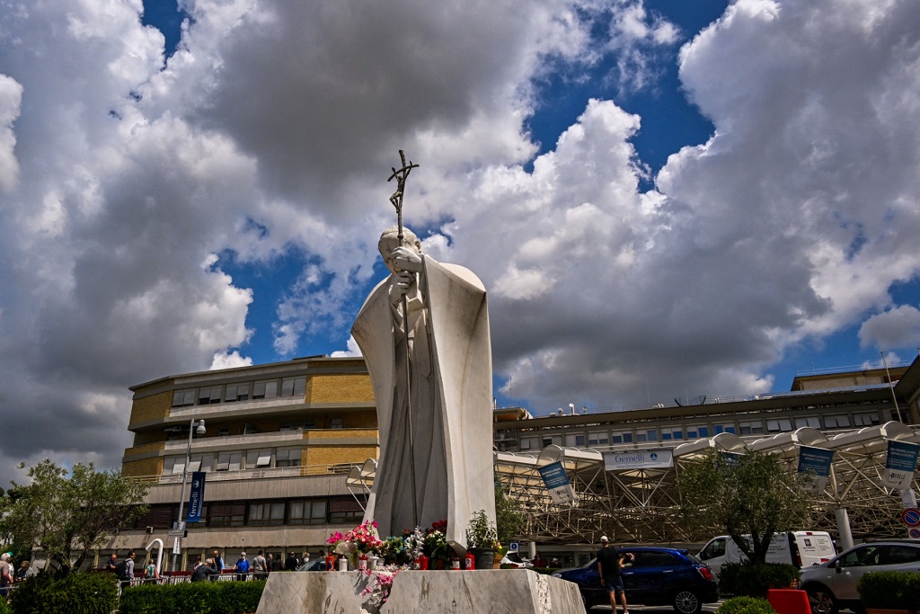 منظر عام يظهر تمثالا للبابا الراحل يوحنا بولس الثاني عند مدخل مستشفى جيميلي في روما، 6 يونيو 2023 (أ ف ب).jpg
