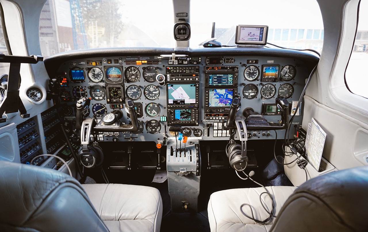 cockpit-6381367_1280.jpg