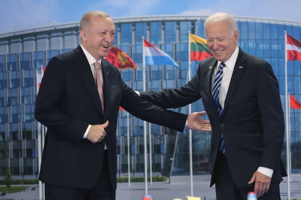 الرئيس التركي رجب طيب إردوغان ونظيره الأميركي جو بايدن في بروكسل في 14 يونيو 2021 (د.ب.أ).jpeg