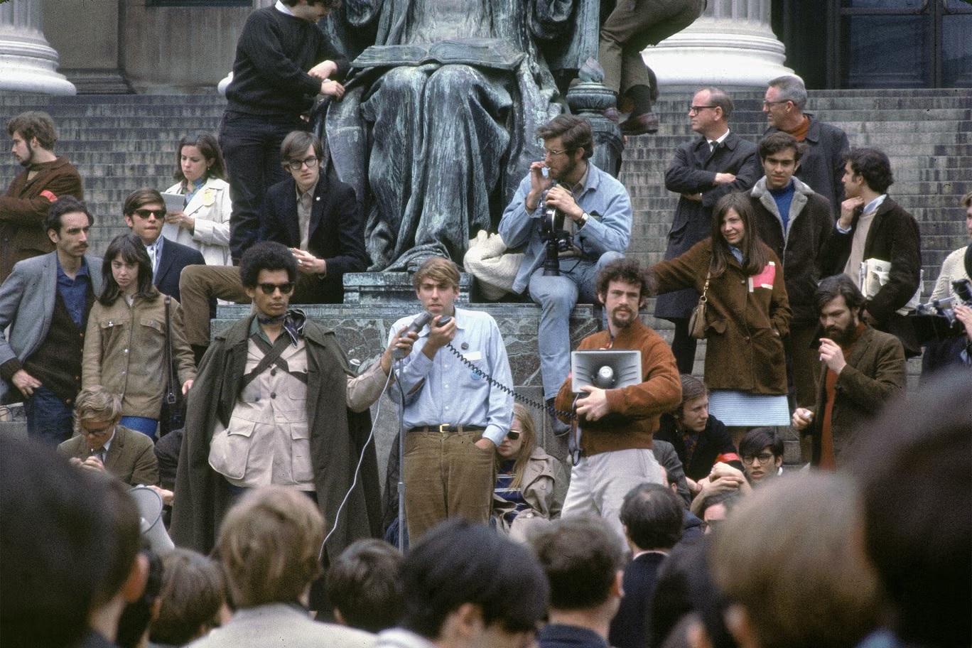 يتوسط الصورة الناشط الأميركي مارك راد رئيس منظمة طلاب من أجل مجتمع ديمقراطي، وهو يخاطب طلاب جامعة كولومبيا في 3 مايو 1968 (غيتي)