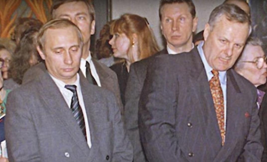 فلاديمير بوتين حين كان مساعداً لعمدة سان بطرسبرغ أناتولي سابتشاك (لقطة ثابتة من الفيلم)