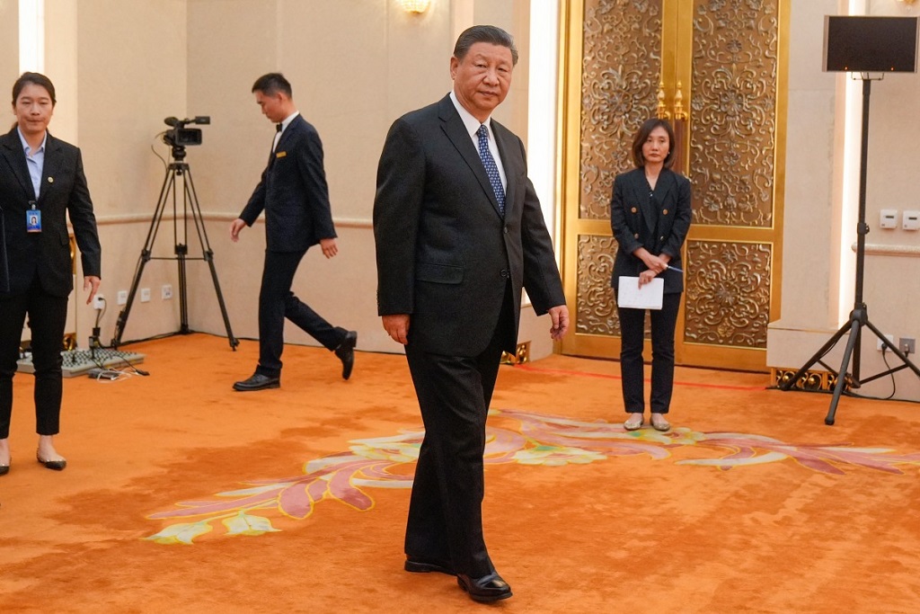 الرئيس الصيني شي جين بينغ ينتظر لقاء وزير الخارجية الأميركي أنتوني بلينكين، 26 أبريل 2024 (أ ف ب).jpg