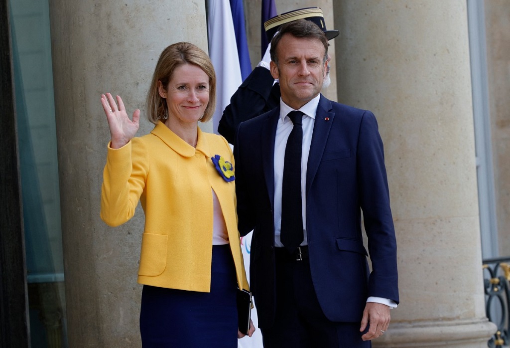 رئيسة وزراء إستونيا كاجا كالاس تلوح عندما رحب بها الرئيس الفرنسي قبل اجتماع في قصر الإليزيه، في 3 مايو 2024 (أ ف ب).jpg