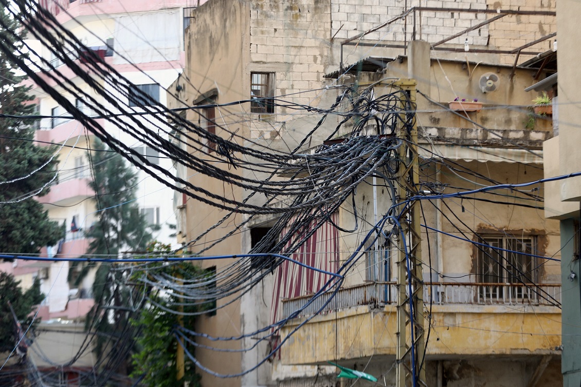 تنتشر في لبنان ظاهرة سرقة خطوط الكهرباء بصورة غير شرعية (ا ف ب) 