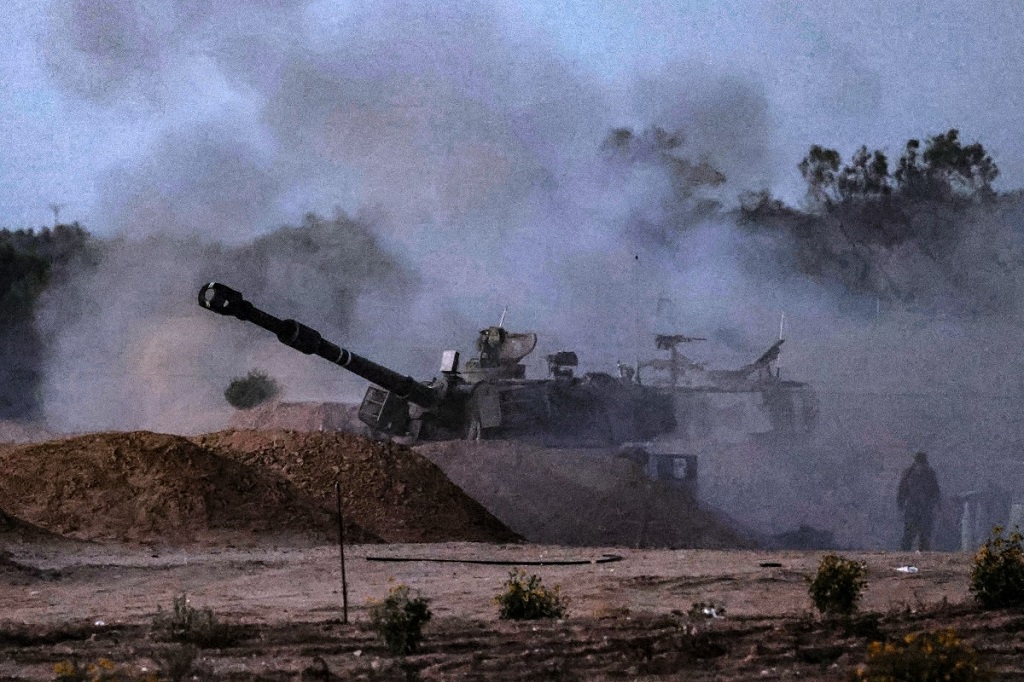 أطلقت وحدة مدفعية إسرائيلية متنقلة قذيفة من موقع حدودي باتجاه قطاع غزة في 8 مايو 2024 (أ ف ب).jpg