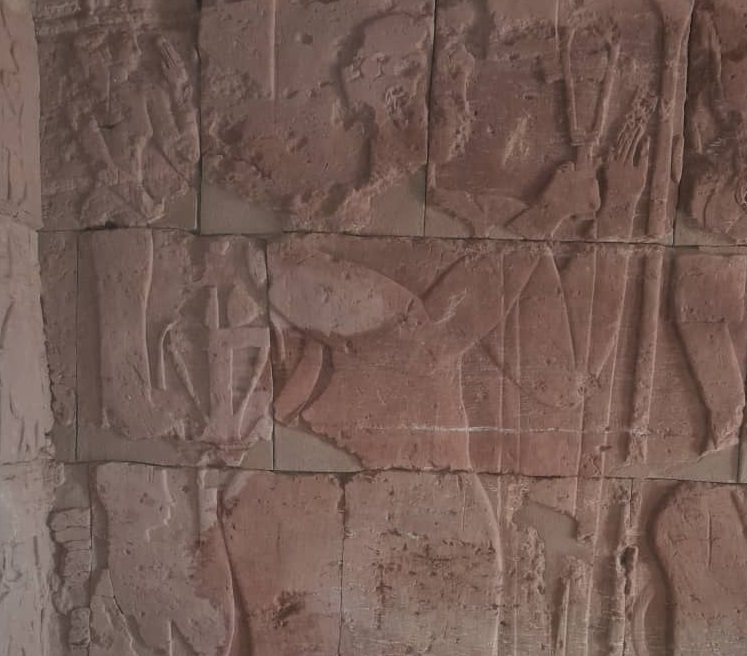 الرطوبة والأملاح تفتت الحجر الجيري والنرسومات والنقوش بالمعابد (هيئة الآثار).jpg