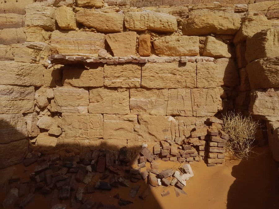 تسرب الرطوبة والأملاح يهدد جدران المعابد (هيئة الآثار).jpg