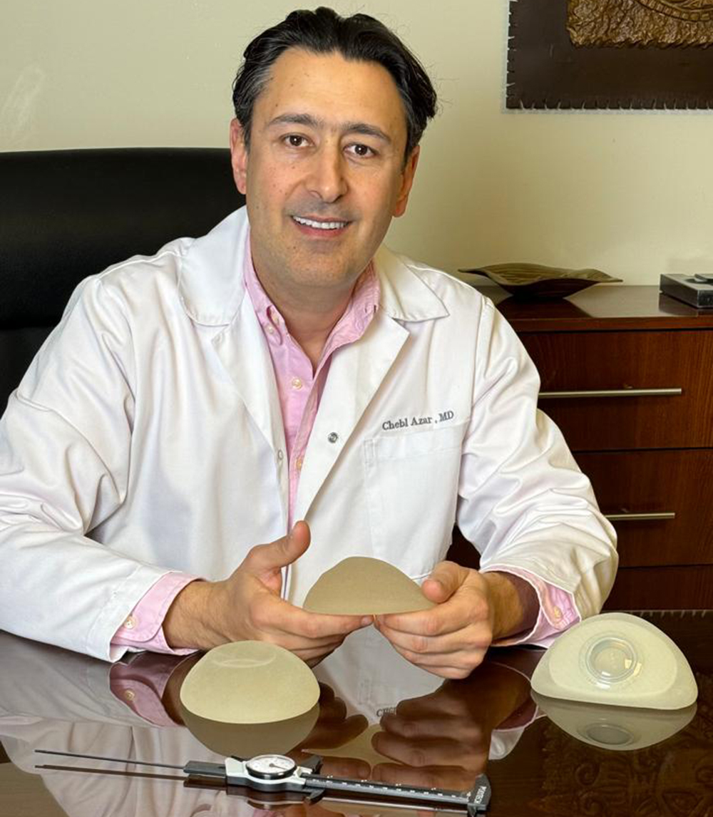 يقول عازار إن 99% من المريضات يسألن عن عملية الترميم وتقوم بها نحو 70% في لبنان (اندبندنت عربية)