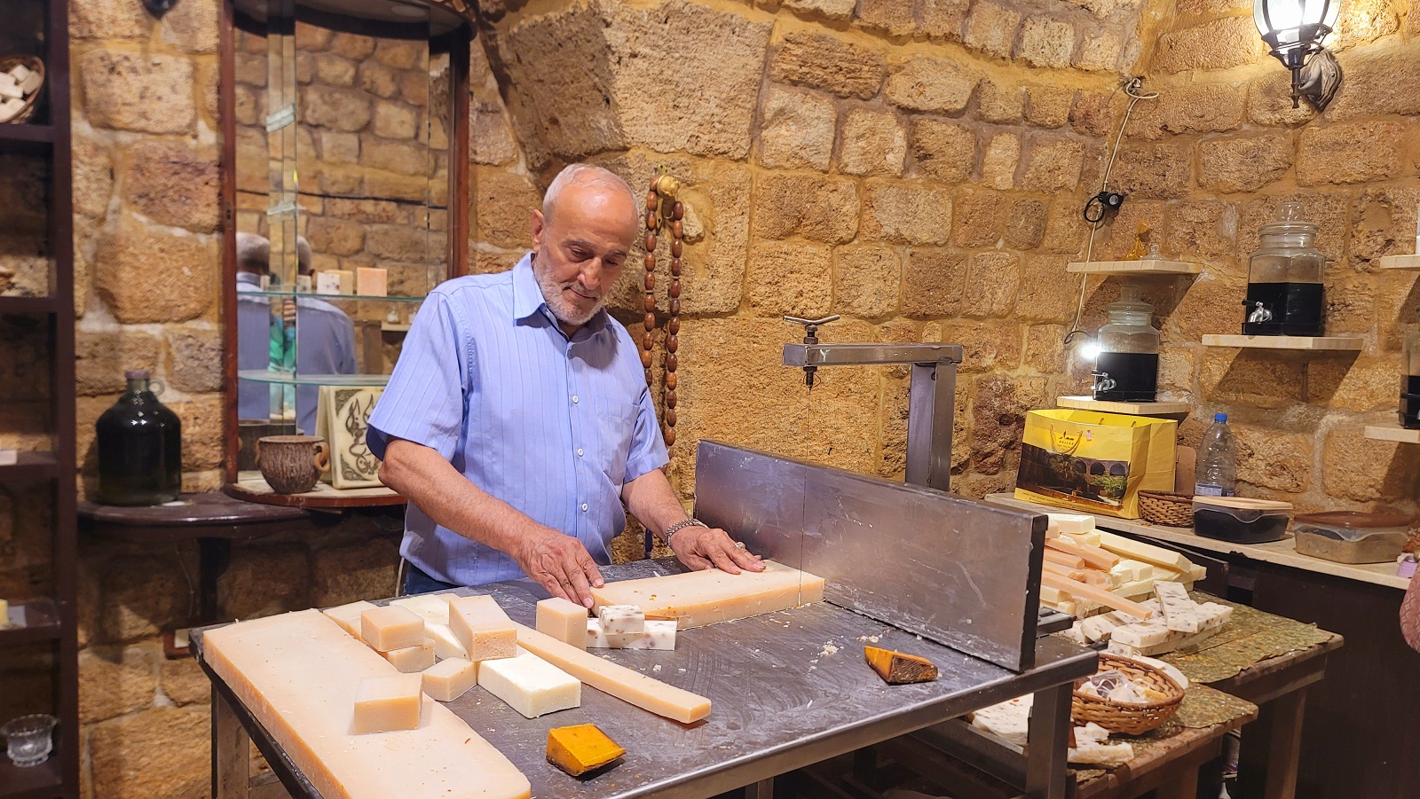 تحضر في الحياة اليومية العشرات من الحرف والخانات الحية المتوارثة عبر الأجيال (اندبندنت عربية)