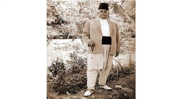 لم يتخل كبار السن عن "شروالهم" القديم الموروث، وحافظوا عليه إلى آخر العمر (مواقع التواصل)