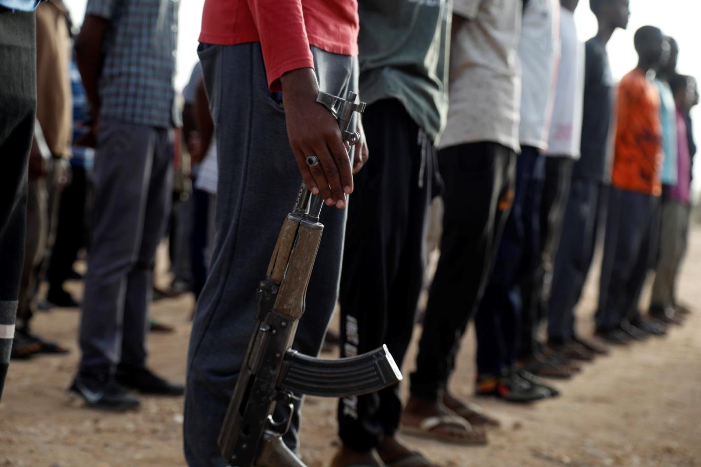 شباب سودانيون انضموا إلى معسكرات التجنيد بعد دعوات الجيش  (أ ف ب).jpg