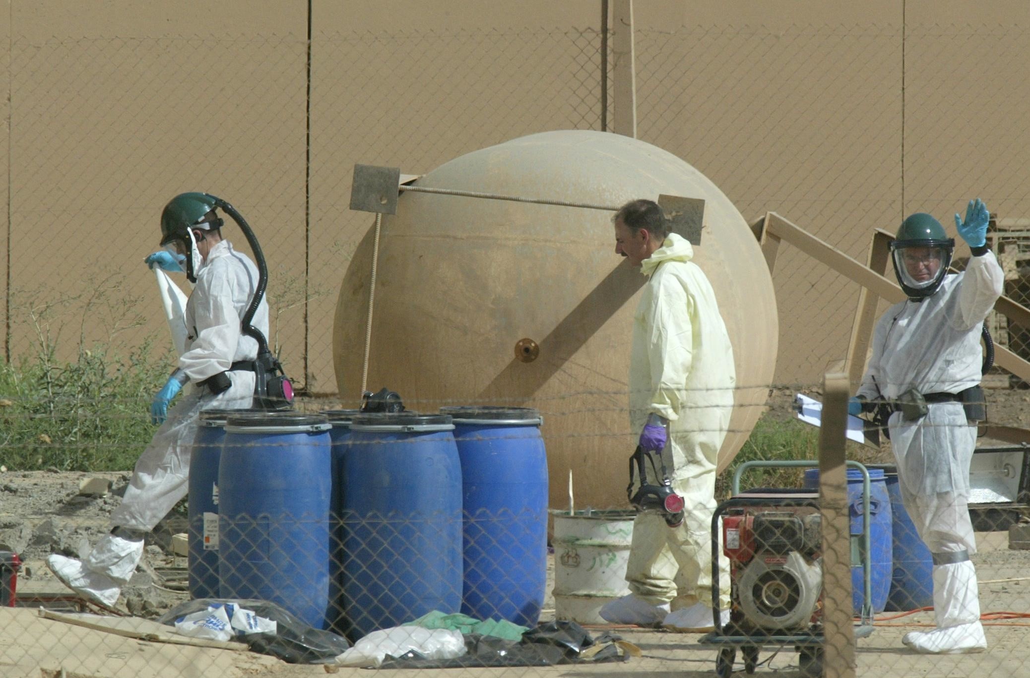 خبراء من الوكالة الدولية للطاقة الذرية أثناء فحصهم لحاويات في موقع التويثة النووي (أ ف ب).jpg